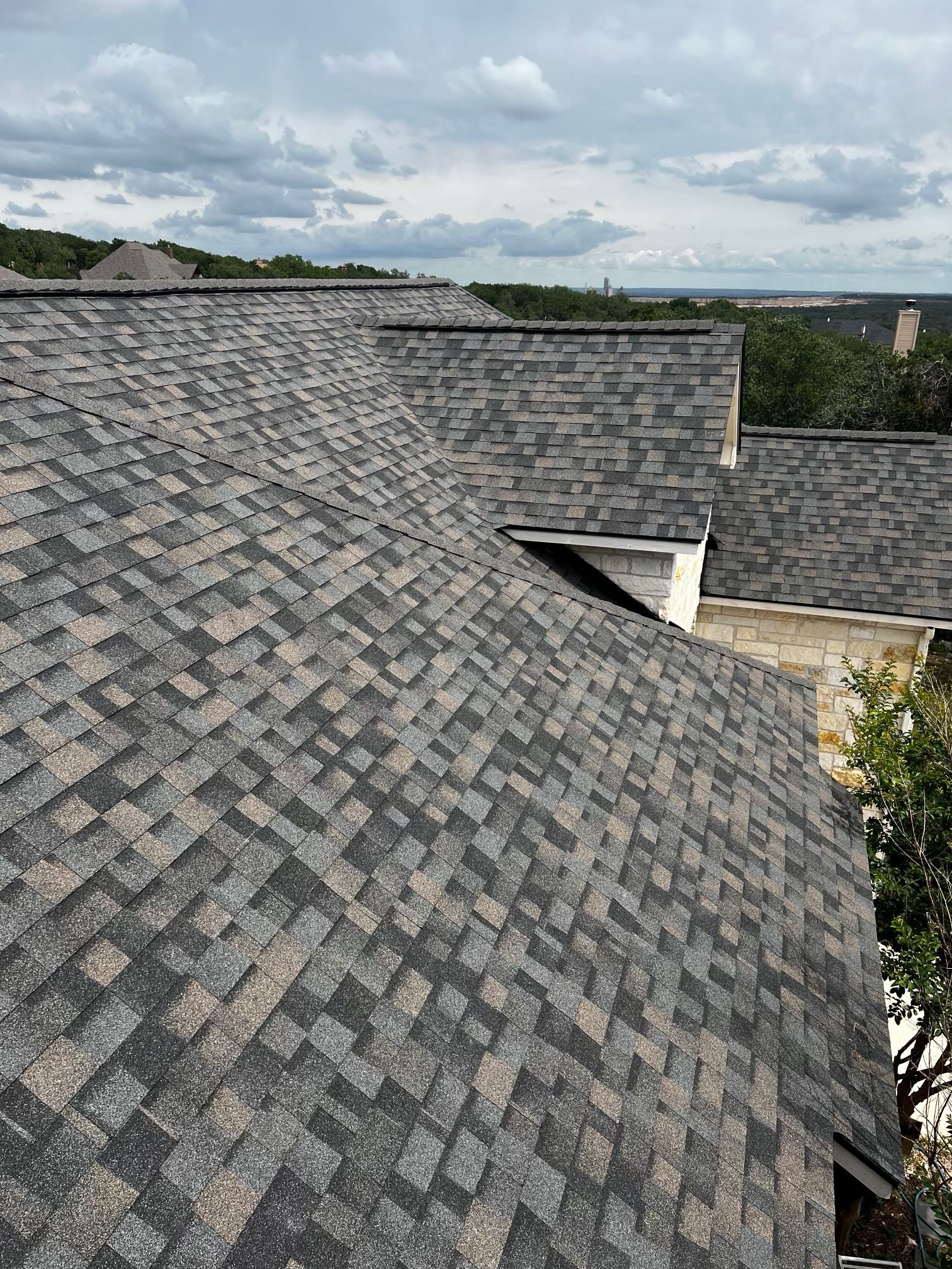 Blended architectural shingle close-up